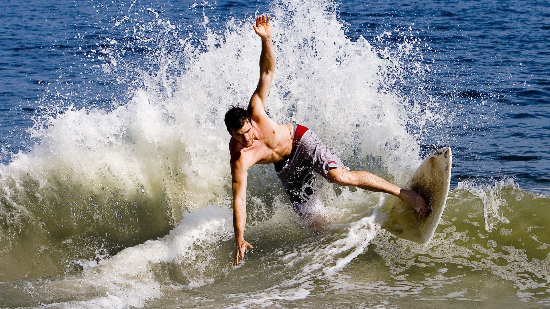 “天降“灾难”；车祸瞬间的惊魂救援”，传奇故事 车祸从天而降